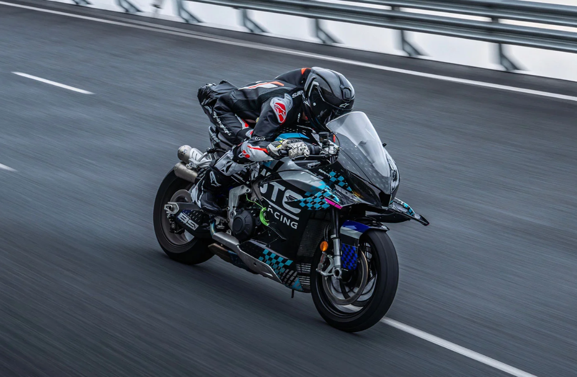 Vývoj CFMOTO V4 1000 pokračuje jízdními testy – maximálka přes 315 km/hod.