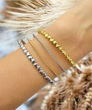 N O V I N K Y A takové, které tu ještě nebyly 😻 Pevné náramky - nasadíte a jdete. Samozřejmě ve stříbrné i pozlacené...