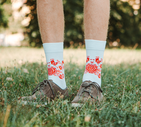 Folklor a folklorní motivy: Tradice, kroje a folklorní ponožky v moderním stylu