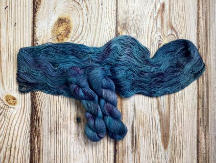 Ručně barvená 100% merino příze značky Mountain Fibres.