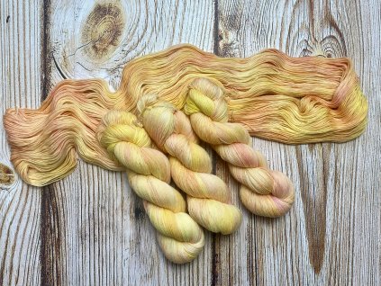 Ručně barvená 100% merino příze značky Mountain Fibres.