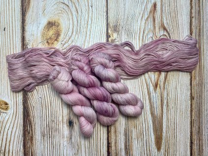Ručně barvená 100% merino příze značky Mountain Fibres.