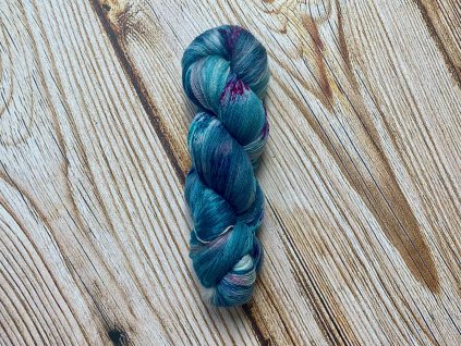 Ručně barvená 100% merino příze značky Mountain Fibres.