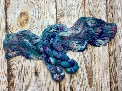 Ručně barvená příze ve složení merino/ nylon značky Mountain Fibres.