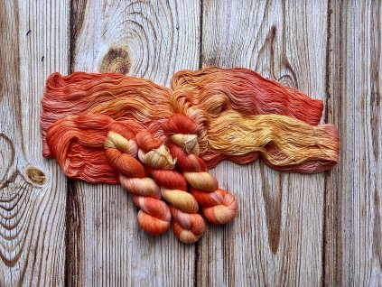 Ručně barvená směsová příze značky Mountain Fibres.