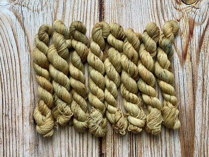 Ručně barvená směsová příze značky Mountain Fibres.