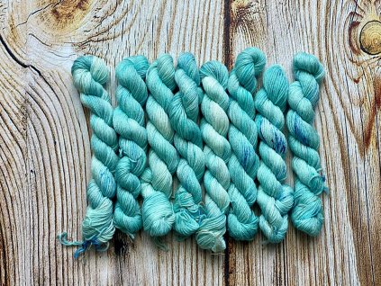 Ručně barvená směsová příze značky Mountain Fibres.