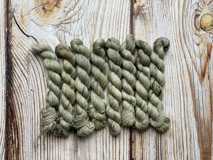 Ručně barvená směsová příze značky Mountain Fibres.