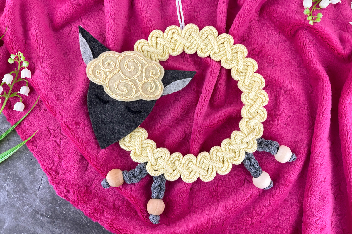 Drhaná ovečka - věnec - dekorace  do dětského pokoje nebo na Velikonoce