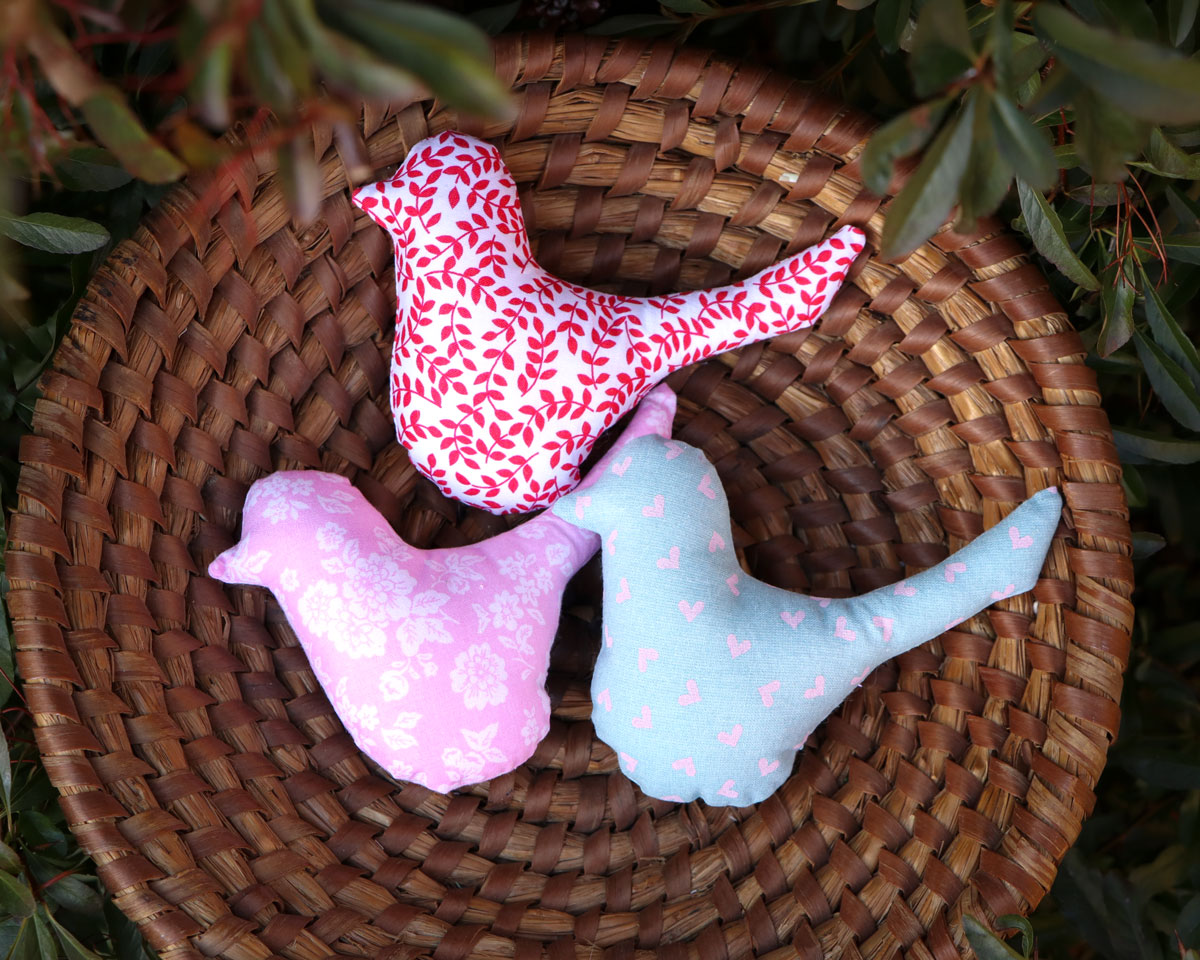 Ušijte si látkového ptáčka (nebo srdíčko) – jednoduchý návod krok za krokem