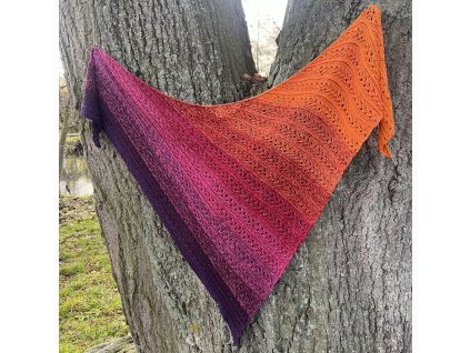 Ručně háčkovaný šátek v ohnivých barvách
