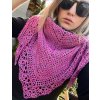 Ručně háčkovaný šátek z pětinitky (teplejší, vhodný i přes záda) s plastickým lemem.