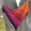Ručně háčkovaný šátek v ohnivých barvách