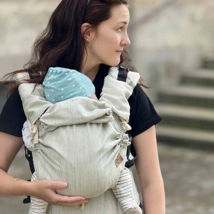 Nosič Moyo UNI Only Stripes – ergonomický nosič od narodenia pre pohodlné nosenie bábätka.