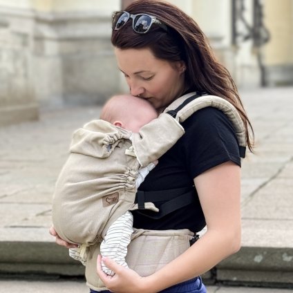 Nosič Moyo UNI Only Nude – ergonomický nosič od narodenia pre pohodlné nosenie bábätka.