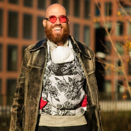 ergonomický nosič MOYO UNI Roses Monochrome – pohľad spredu