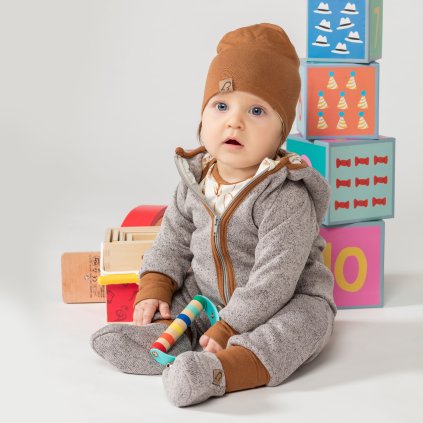 dieťa oblečené v hrejivom fleecovom overale