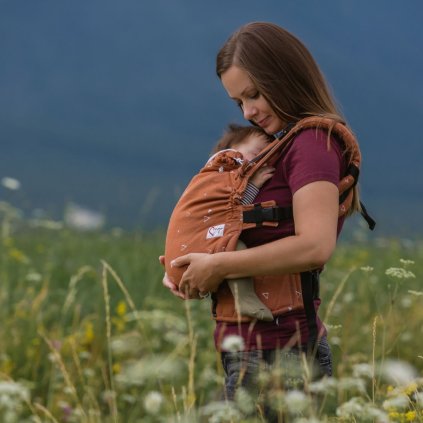 Moyo Uni Delta Cinnamon nosítko od narození