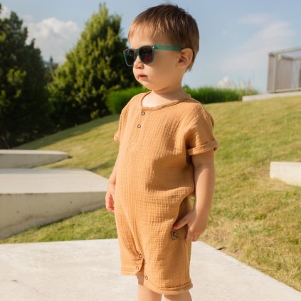 dieťa v letnom mušelínovom overale