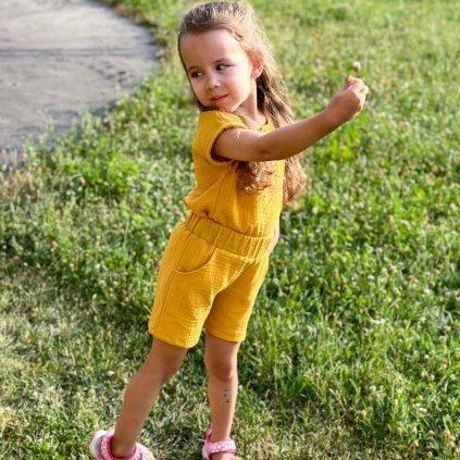 dieťa v letných mušelínových šortkách