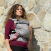 Nošení novorozence v nosítku Moyo UNI Soul Mist – jemná opora těla miminka.