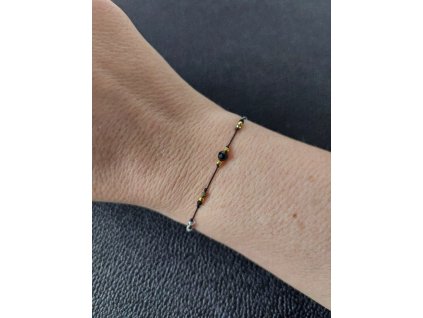 Náramek se spinelem