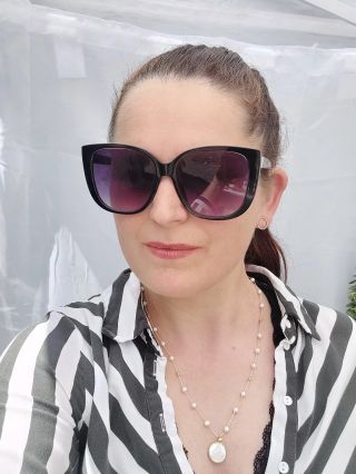 Dlouho očekávané perleťové medailonky s Madonou jsou opět naskladněné 🤍 Pište si o ně, zatím budou pouze na IG.