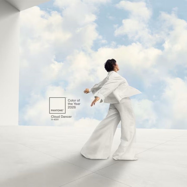 PANTONE 11-4201 Cloud Dancer: Barva roku 2026, která mění pravidla hry