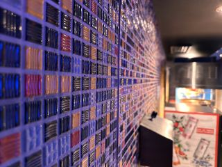 Jde to i naruby? V jednom z pražských multiplexů jsme narazili na mozaiku, která je nalepena rubovou stranou ven....