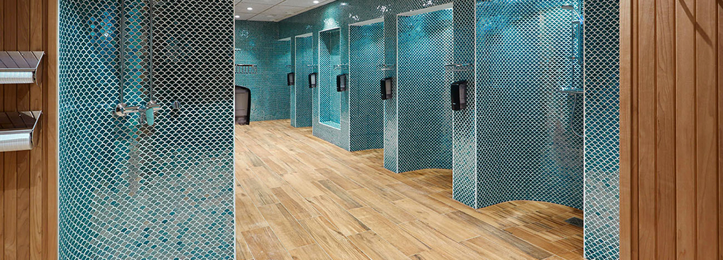 Mozaika z recyklovaného skla ve tvaru rybí šupiny.