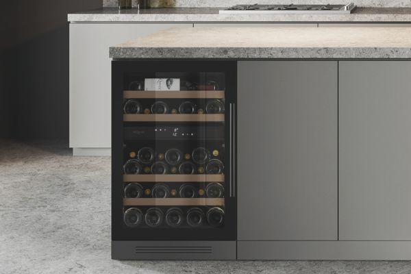 Vinotéka vs. klasická lednice: Proč se vyplatí speciální řešení pro skladování vína
