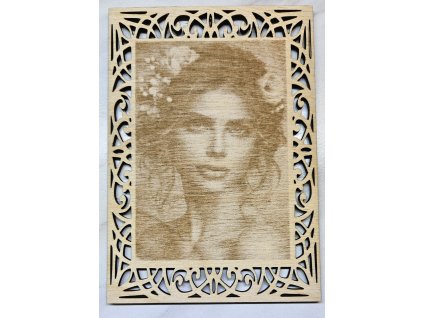 Portrét s ozdobbným rámečkem vypálený do dřeva
