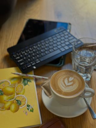 Jarní prázdniny? ✅ Odškrtnuto. Teď zpátky do reality – ale kdo říká, že pondělí musí bolet? ☕ Schováte se k nám, dáte si...