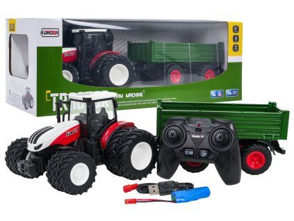 Červený RC traktor se zeleným přívěsem