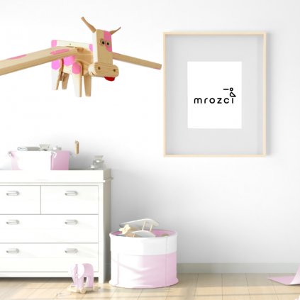 Dřevěná kravička pink v dětském pokojíčku