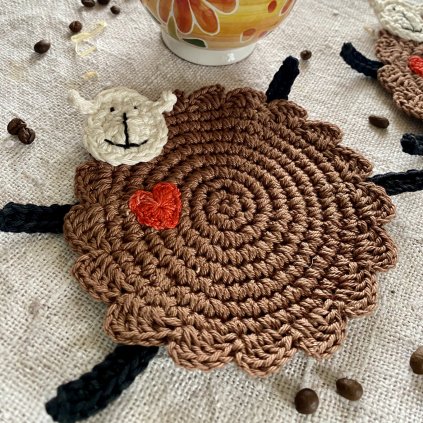 Hnědá háčkovaná ovečka se srdíčkem