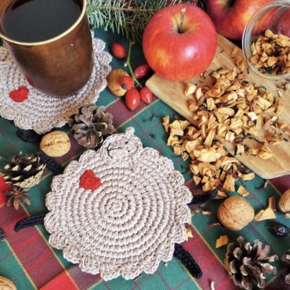 Háčkované bílé ovečky jako podšálky pro dva