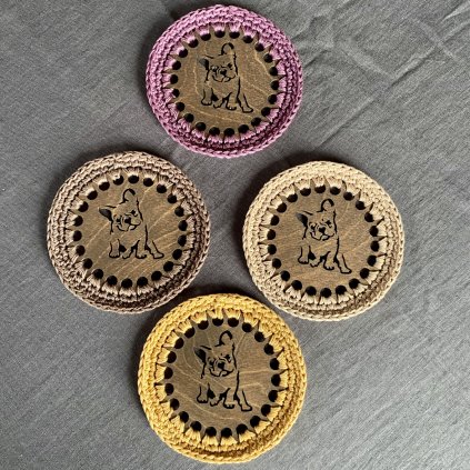 Háčkované podšálky s buldočkem pro čtyři