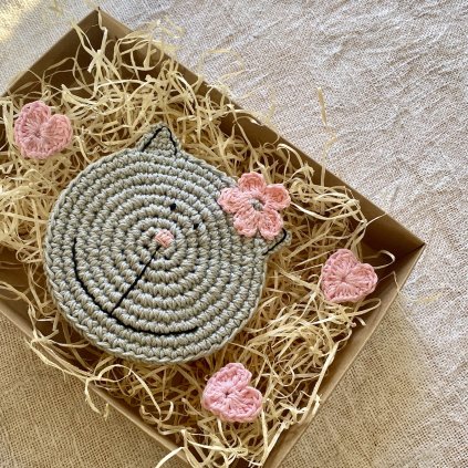 Háčkovaný podšálek šedé kočičky s úsměvem