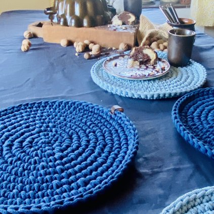 Háčkované prostírání s koženým poutkem