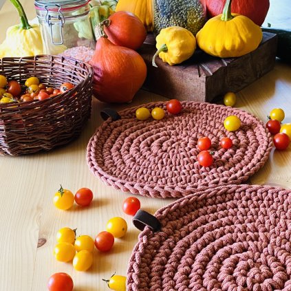 Háčkované prostírání jako dekorace v barvě terakota