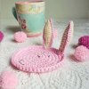 Háčkované zajíci jako podšálek na stůl
