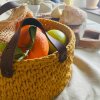 Originální háčkovaný koš s ovocem a s koženým uchem