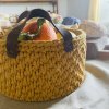 Háčkovaný košík s ovocem a hnědými koženými uchy