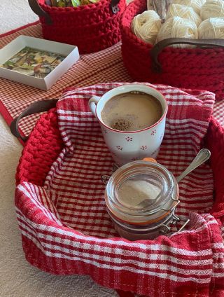 Krásný víkend všem! Dnes u nás prší. Takže ☕️+🍫 a nějaké háčkování tenhle víkend jistí. #hackovanykosik #hackovani...