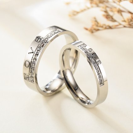 Svadobné prstene so zirkónmi s nápisom Love z chirurgickej ocele
