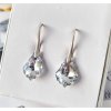 Strieborné dámske náušnice so Swarovski Crystals a očarujúcim odleskom Calvsi