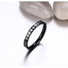 Jemný dámsky čierny prsteň so zirkónmi z chirurgickej ocele