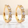 Elegantné dámske kruhové náušnice zlatej farby s čírymi zirkónmi