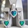 Súprava šperkov so synt. opálom a Preciosa crystals, náušnice a prívesok, zelené srdce